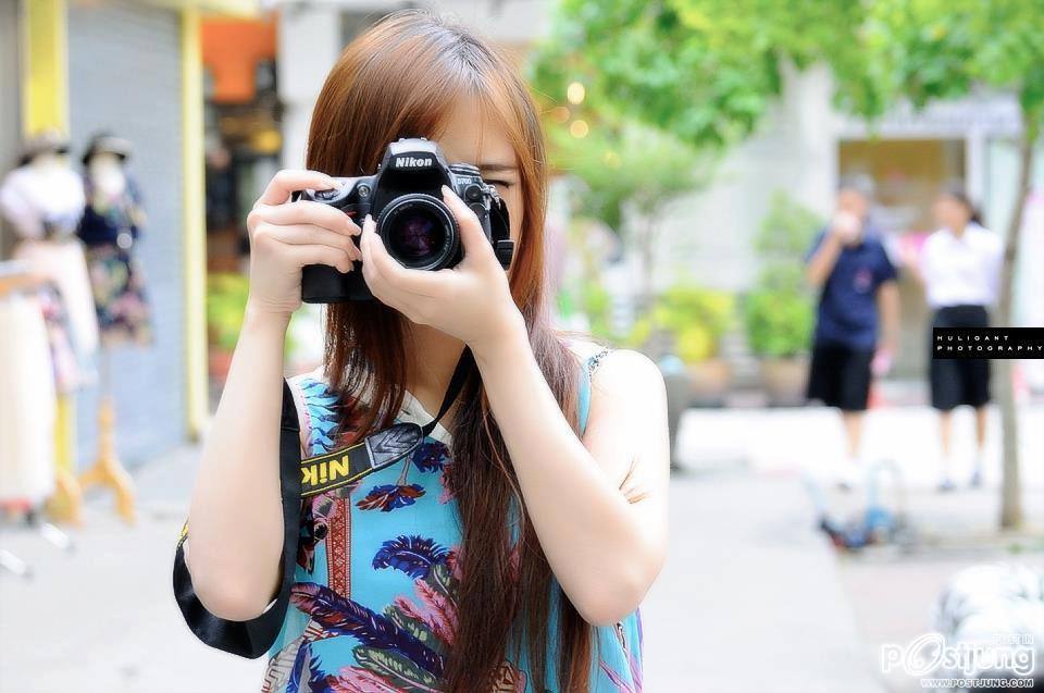 พวกคุณอยากให้เธอคนไหนเป็นคนถ่ายภาพให้ดีครับ