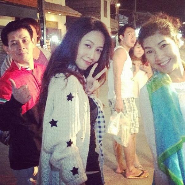 ยุ้ย จีรนันท์หน้าสด เที่ยวถนนคนเดินยังสวย