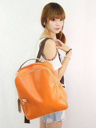 แฟชั่น กระเป๋าสะพายหลังดีไซน์เก๋ เทรนด์ฮิต 2013