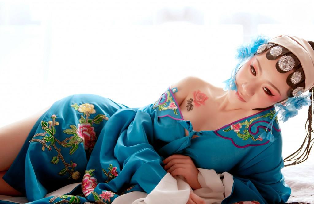 สาวจีน สาวสวย แต่งสไตล์งิ้ว เซ็กซี่เกินห้ามใจ