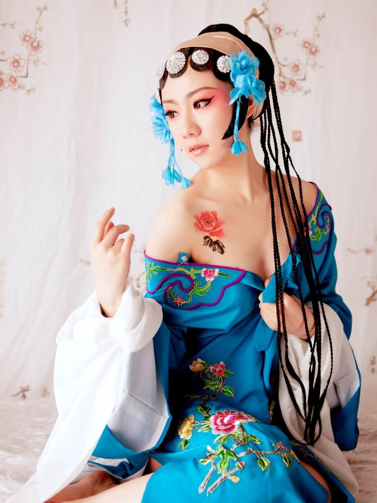 สาวจีน สาวสวย แต่งสไตล์งิ้ว เซ็กซี่เกินห้ามใจ