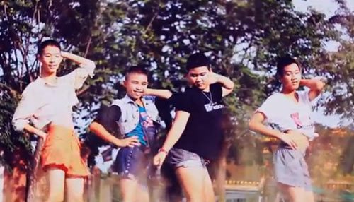 สี่กะเทยเด็กเต้นล้อเลียน Featuring วง Girly Berry