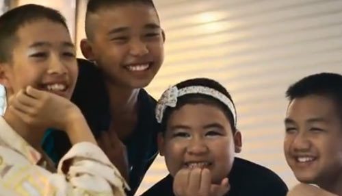 สี่กะเทยเด็กเต้นล้อเลียน Featuring วง Girly Berry