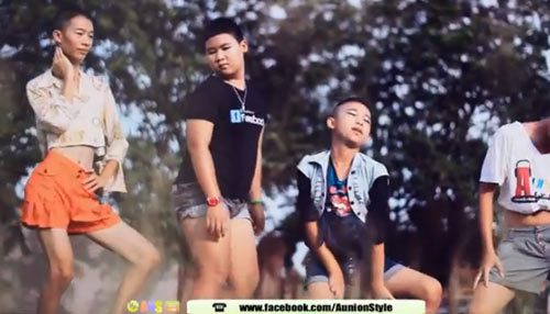 สี่กะเทยเด็กเต้นล้อเลียน Featuring วง Girly Berry