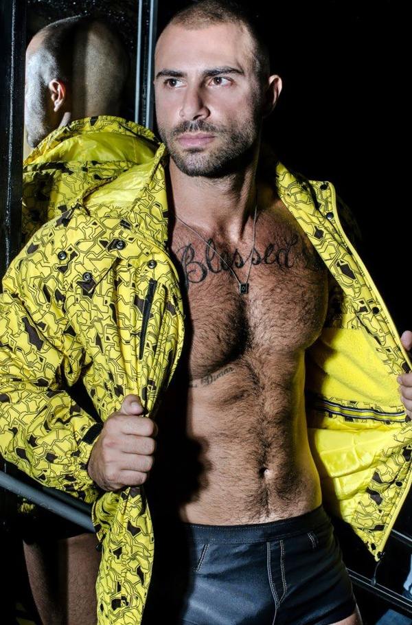 Aron Abikzer @ A Capa #60 September 2012