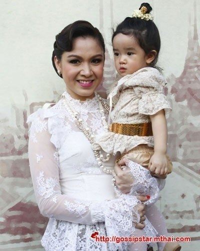 เก็บตก น้องณดา ลูกแม่กบ แต่งชุดไทย น่ารักจุงเบย
