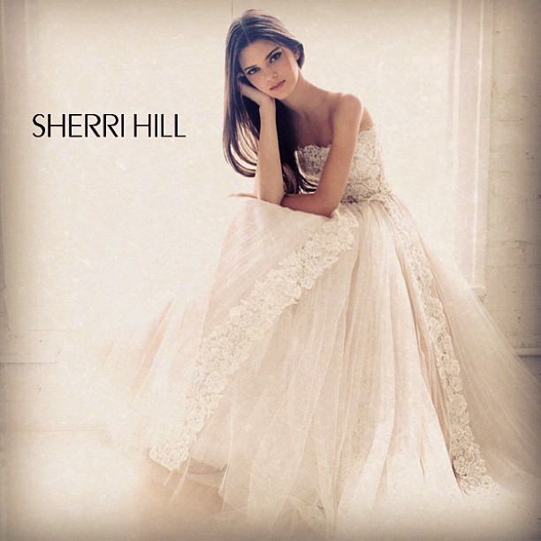 Sherri Hill แบรนด์ที่แฟนนางงามจักรวาลคุ้นเคยกัน