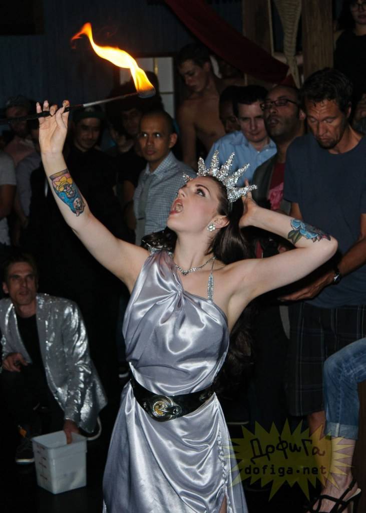 ช็อก แคทริน่า ดาร์ลิ่ง ญาติเจ้าหญิงเคท เป็นนักเต้นเปลื้องผ้า