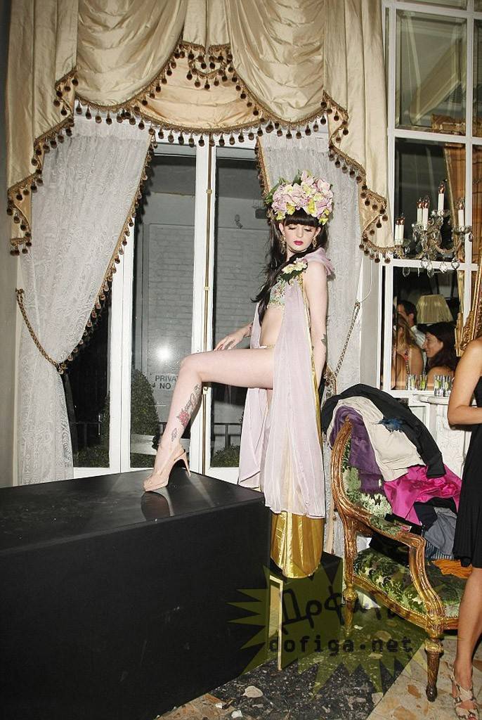 ช็อก แคทริน่า ดาร์ลิ่ง ญาติเจ้าหญิงเคท เป็นนักเต้นเปลื้องผ้า