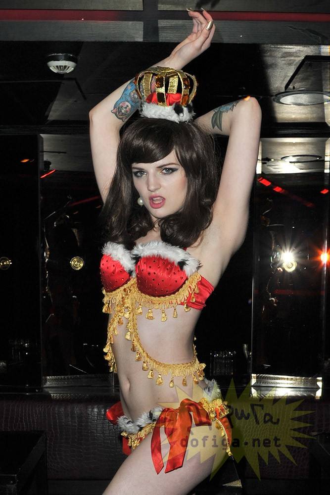 ช็อก แคทริน่า ดาร์ลิ่ง ญาติเจ้าหญิงเคท เป็นนักเต้นเปลื้องผ้า