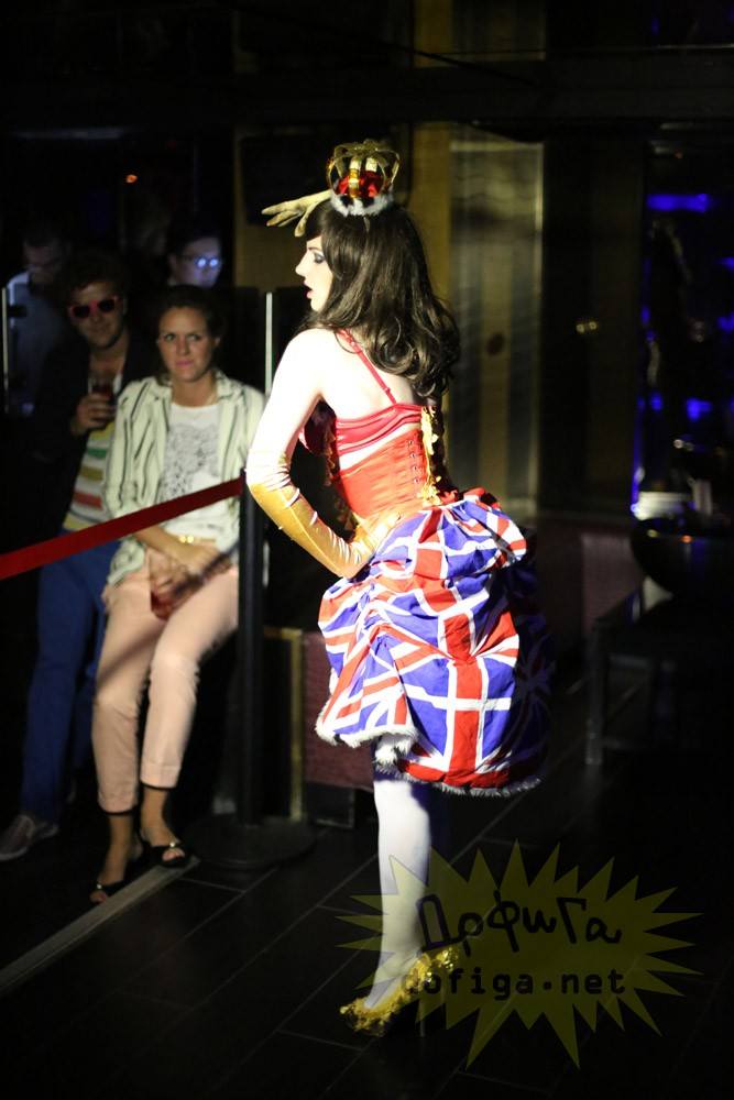 ช็อก แคทริน่า ดาร์ลิ่ง ญาติเจ้าหญิงเคท เป็นนักเต้นเปลื้องผ้า