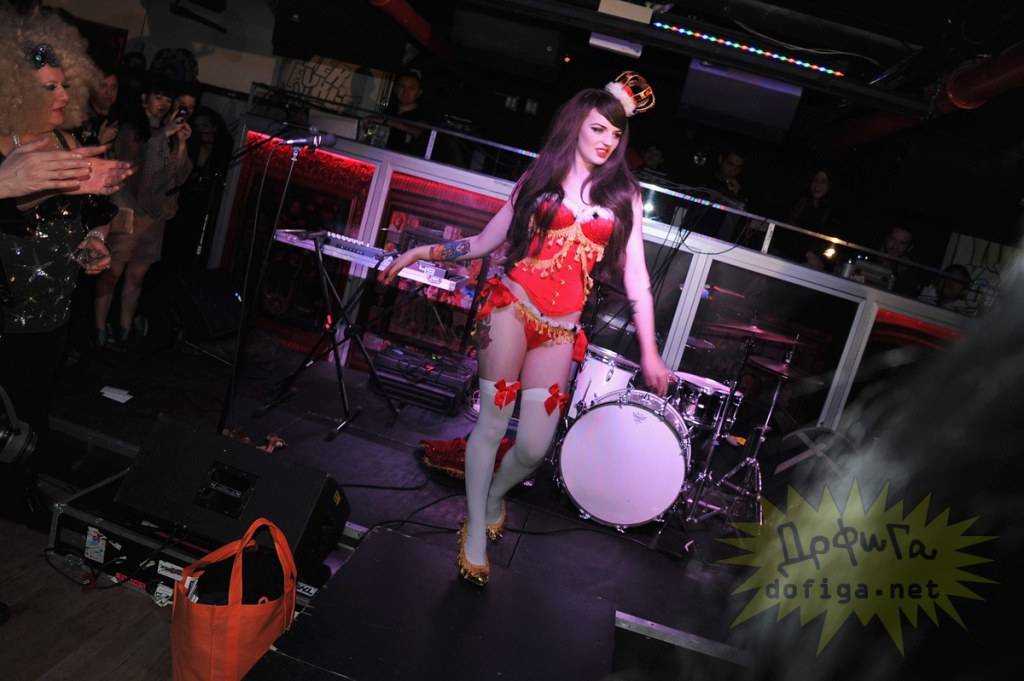 ช็อก แคทริน่า ดาร์ลิ่ง ญาติเจ้าหญิงเคท เป็นนักเต้นเปลื้องผ้า