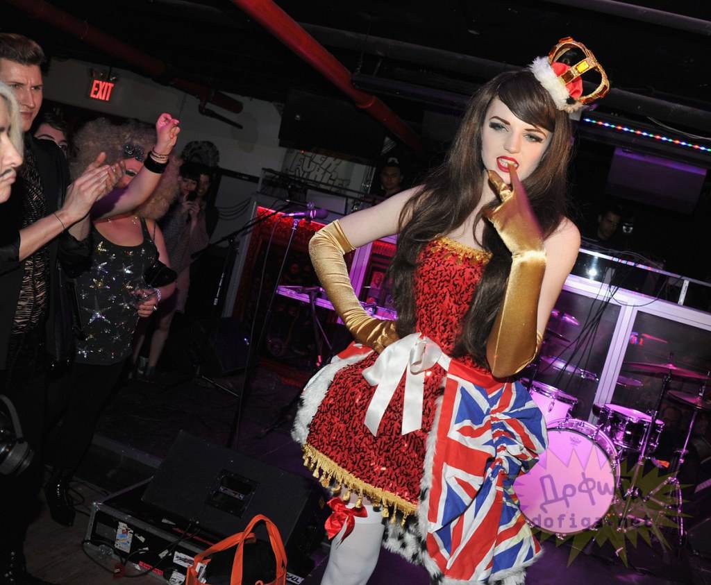 ช็อก แคทริน่า ดาร์ลิ่ง ญาติเจ้าหญิงเคท เป็นนักเต้นเปลื้องผ้า