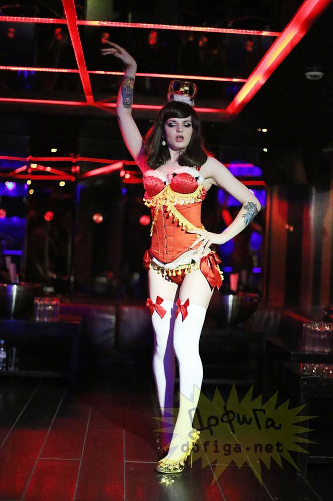 ช็อก แคทริน่า ดาร์ลิ่ง ญาติเจ้าหญิงเคท เป็นนักเต้นเปลื้องผ้า