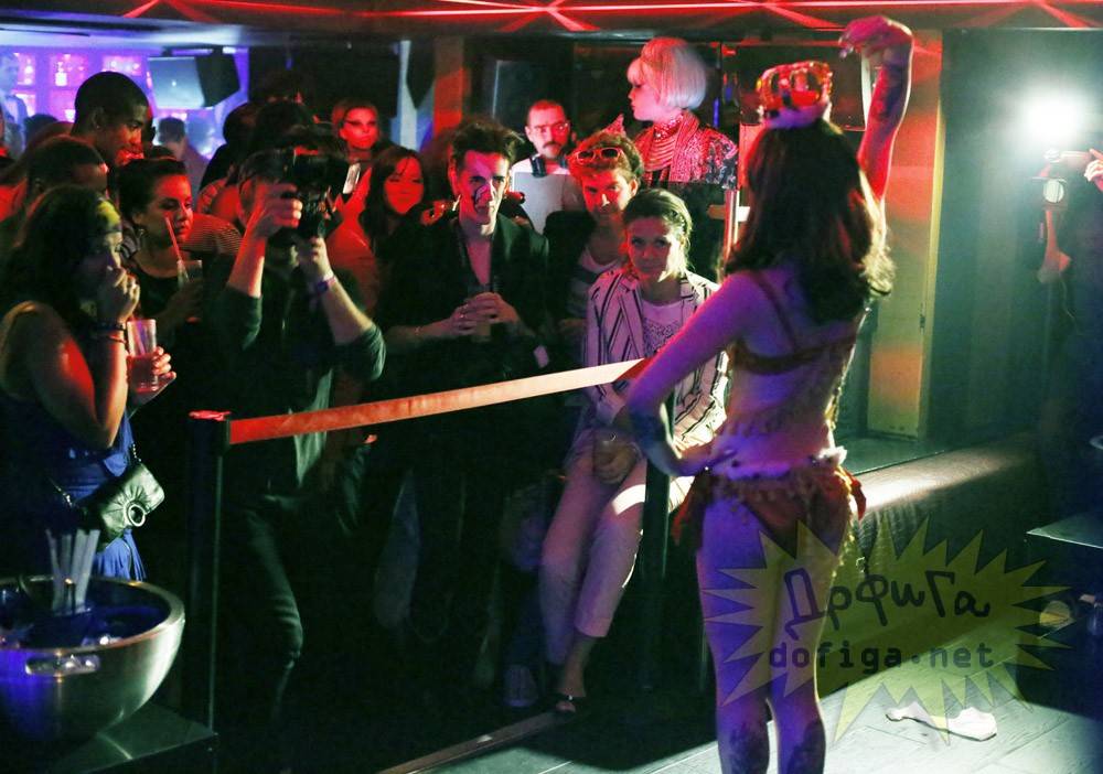 ช็อก แคทริน่า ดาร์ลิ่ง ญาติเจ้าหญิงเคท เป็นนักเต้นเปลื้องผ้า