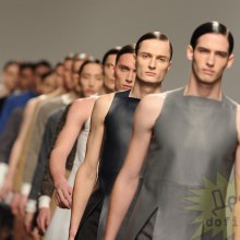 เดินเเบบชาย เเต่ไหนชุดมันคล้ายผู้หญิง เเปลกพิลึกได้ใจ