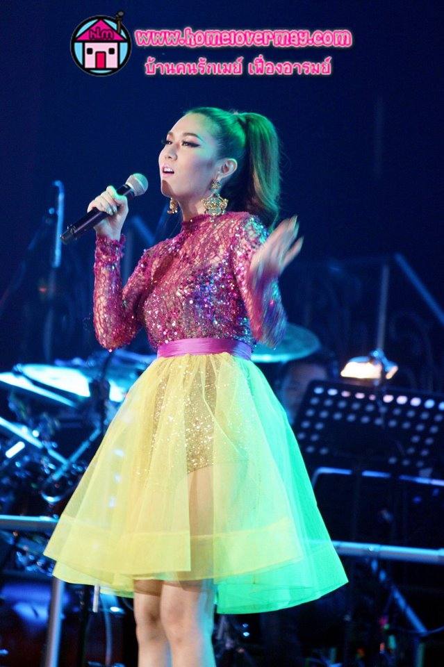 ชุดออกงานเริ่ดๆ เมย์ เฟื่องอารมณ์