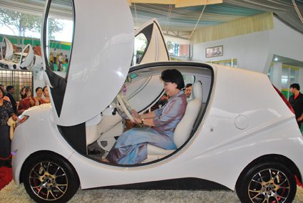 เขมรเปิดตัว “อังกอร์ อีวี 2013″ รถยนต์ไฟฟ้า “เมด อิน แคมโบเดีย”