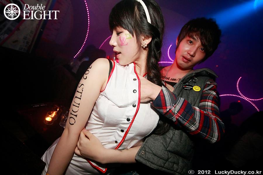 รูปภาพสาวสวย ปาร์ตี้ให้มันกระจาย ณ ผับเเห่งหนึ่ง ที่สาวๆหนุ่มต่างลูบๆคลำๆ กันสบายใจเฉิบ เห็นเเล้วมันอิจฉาหนุ่มๆเหล่านั้นจริงๆ ก็ดูสิ