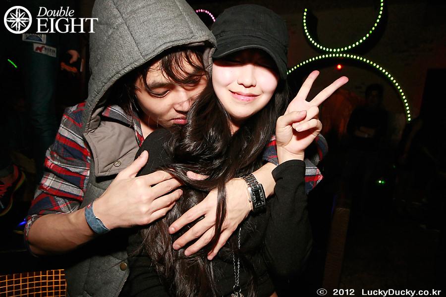 รูปภาพสาวสวย ปาร์ตี้ให้มันกระจาย ณ ผับเเห่งหนึ่ง ที่สาวๆหนุ่มต่างลูบๆคลำๆ กันสบายใจเฉิบ เห็นเเล้วมันอิจฉาหนุ่มๆเหล่านั้นจริงๆ ก็ดูสิ