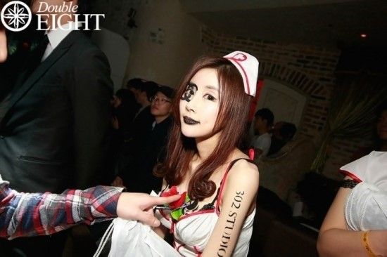 รูปภาพสาวสวย ปาร์ตี้ให้มันกระจาย ณ ผับเเห่งหนึ่ง ที่สาวๆหนุ่มต่างลูบๆคลำๆ กันสบายใจเฉิบ เห็นเเล้วมันอิจฉาหนุ่มๆเหล่านั้นจริงๆ ก็ดูสิ