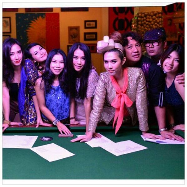 วิบวับทั้งงาน! อั้ม-เมย์ และแก๊งเพื่อน ในงานปาร์ตี้ บลิ้ง บลิ้ง