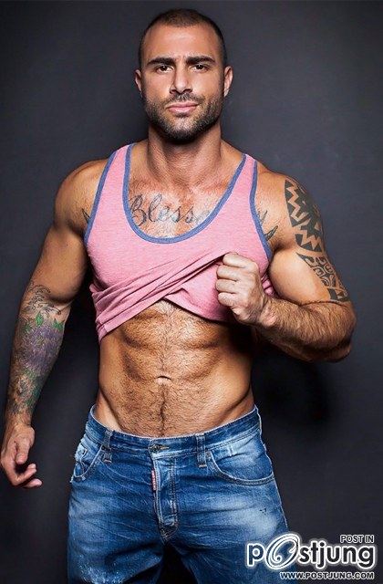 Aron Abikzer for Revista A Capa