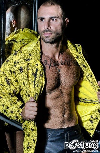 Aron Abikzer for Revista A Capa