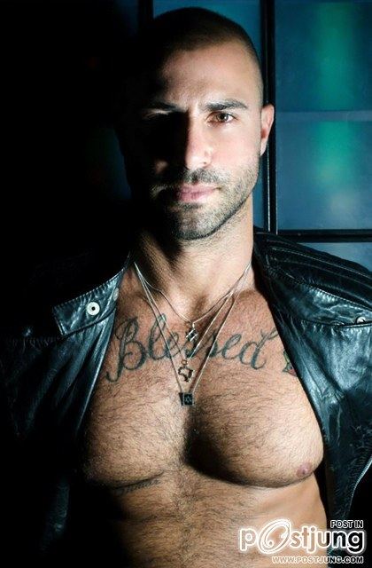 Aron Abikzer for Revista A Capa