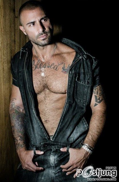 Aron Abikzer for Revista A Capa