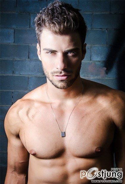 Lucas Malvacini for Revista A Capa