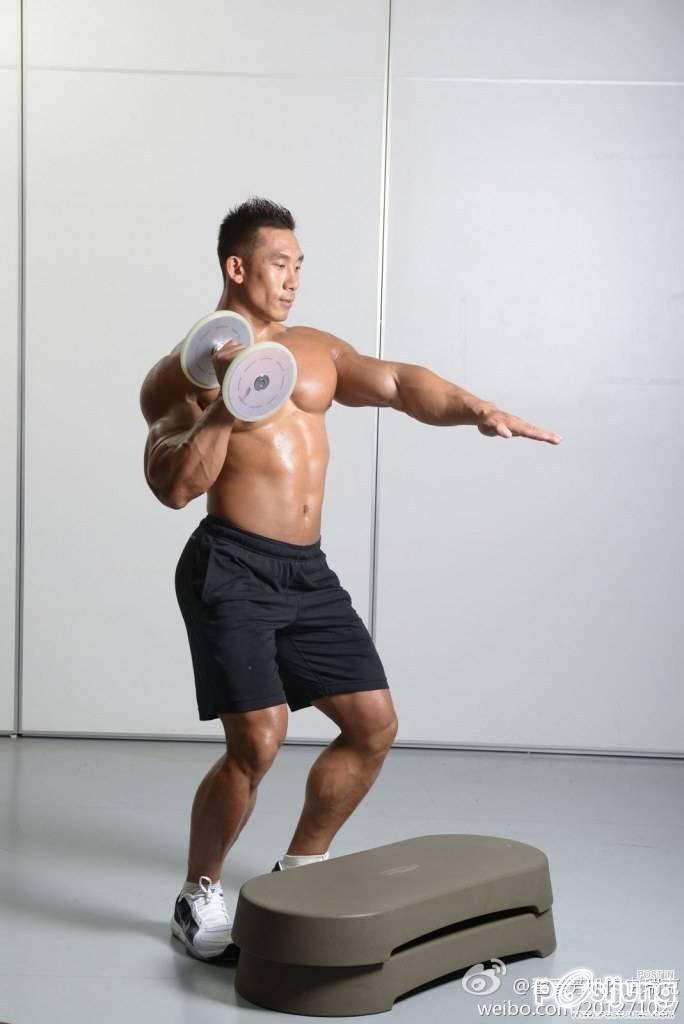 หุ่นแน่นนักเพาะกาย