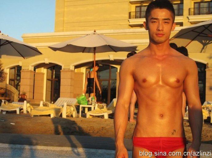 ถ้าจะหล่อแบบนี้ สักทีสองทีจะไม่ลืมพระคุณ