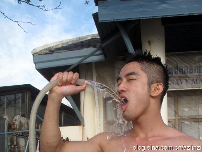 ถ้าจะหล่อแบบนี้ สักทีสองทีจะไม่ลืมพระคุณ