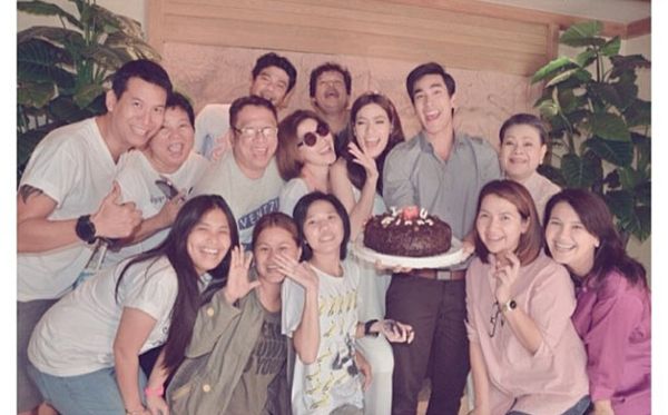 คิมเบอร์ลี่ ยิ้มแก้มปริ เพื่อนดาราเซอร์ไพรส์วันเกิดสุดอบอุ่น