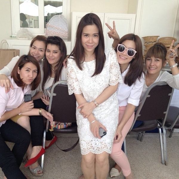 คิมเบอร์ลี่ ยิ้มแก้มปริ เพื่อนดาราเซอร์ไพรส์วันเกิดสุดอบอุ่น