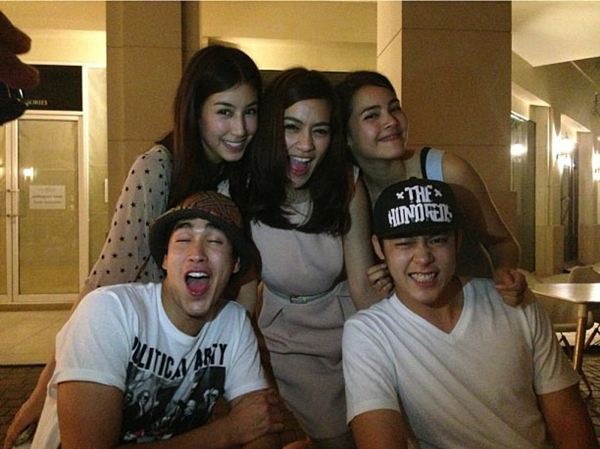 คิมเบอร์ลี่ ยิ้มแก้มปริ เพื่อนดาราเซอร์ไพรส์วันเกิดสุดอบอุ่น