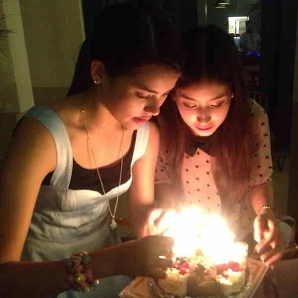 คิมเบอร์ลี่ ยิ้มแก้มปริ เพื่อนดาราเซอร์ไพรส์วันเกิดสุดอบอุ่น