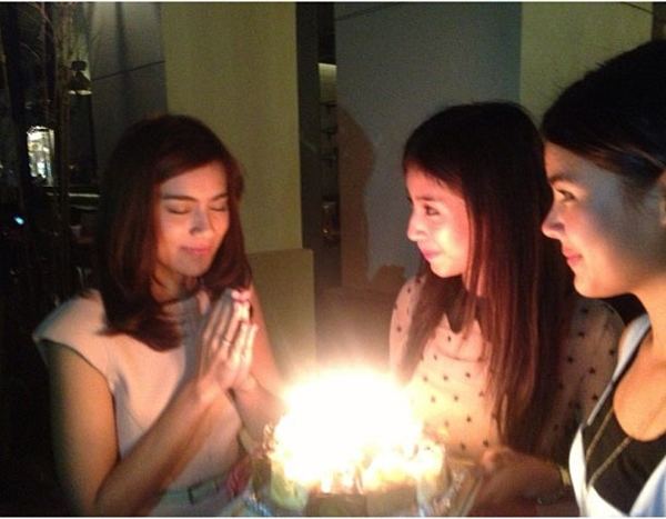 คิมเบอร์ลี่ ยิ้มแก้มปริ เพื่อนดาราเซอร์ไพรส์วันเกิดสุดอบอุ่น