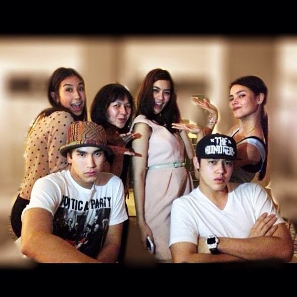 คิมเบอร์ลี่ ยิ้มแก้มปริ เพื่อนดาราเซอร์ไพรส์วันเกิดสุดอบอุ่น