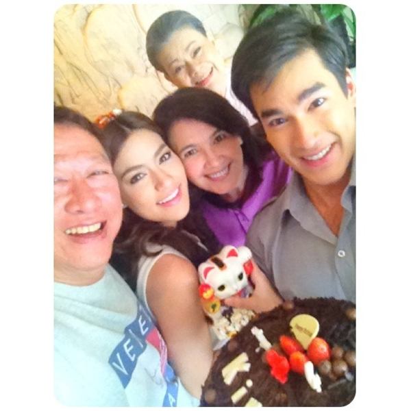 คิมเบอร์ลี่ ยิ้มแก้มปริ เพื่อนดาราเซอร์ไพรส์วันเกิดสุดอบอุ่น