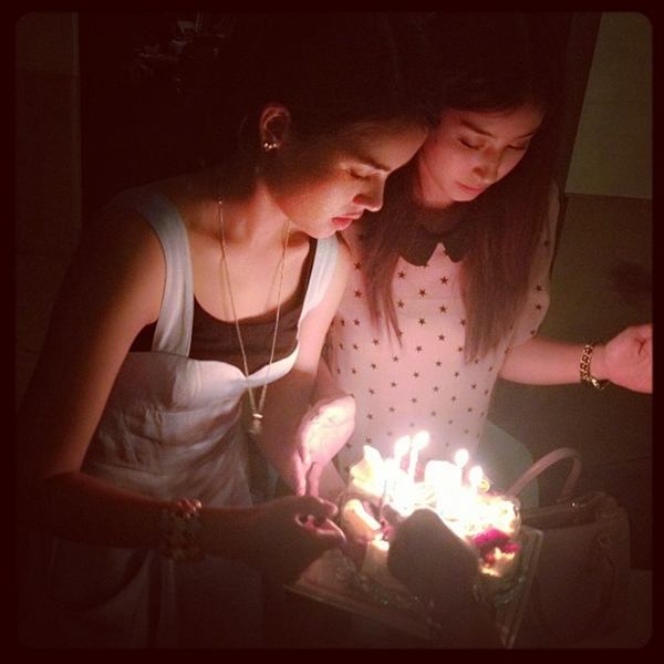 คิมเบอร์ลี่ ยิ้มแก้มปริ เพื่อนดาราเซอร์ไพรส์วันเกิดสุดอบอุ่น