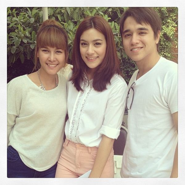 คิมเบอร์ลี่ ยิ้มแก้มปริ เพื่อนดาราเซอร์ไพรส์วันเกิดสุดอบอุ่น