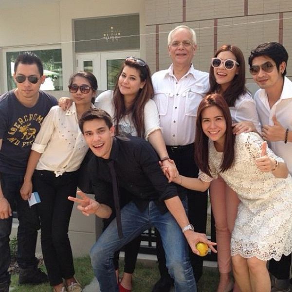 คิมเบอร์ลี่ ยิ้มแก้มปริ เพื่อนดาราเซอร์ไพรส์วันเกิดสุดอบอุ่น