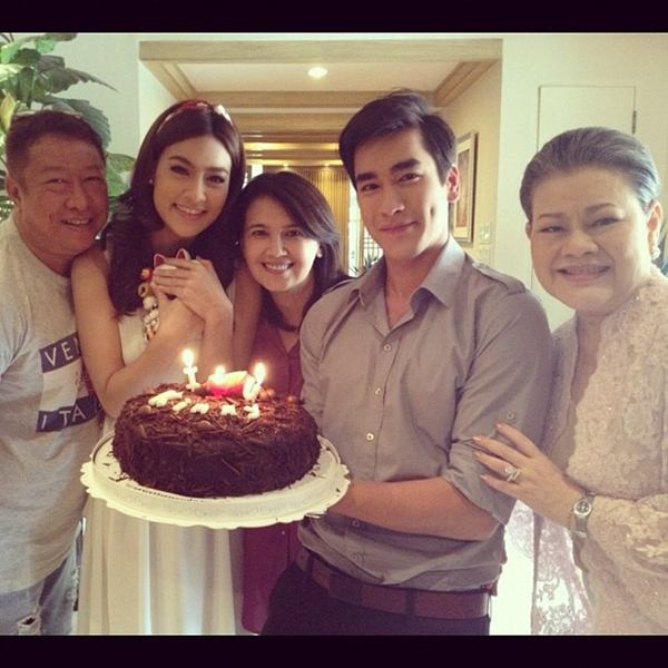 คิมเบอร์ลี่ ยิ้มแก้มปริ เพื่อนดาราเซอร์ไพรส์วันเกิดสุดอบอุ่น