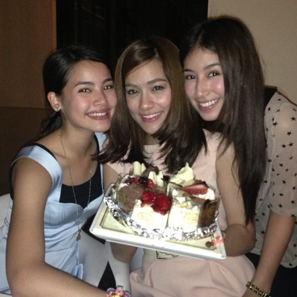 คิมเบอร์ลี่ ยิ้มแก้มปริ เพื่อนดาราเซอร์ไพรส์วันเกิดสุดอบอุ่น