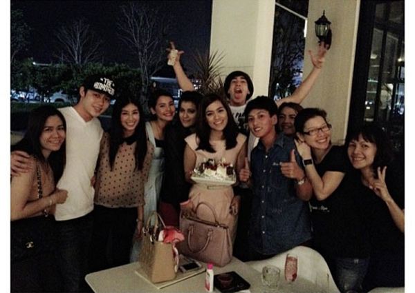 คิมเบอร์ลี่ ยิ้มแก้มปริ เพื่อนดาราเซอร์ไพรส์วันเกิดสุดอบอุ่น