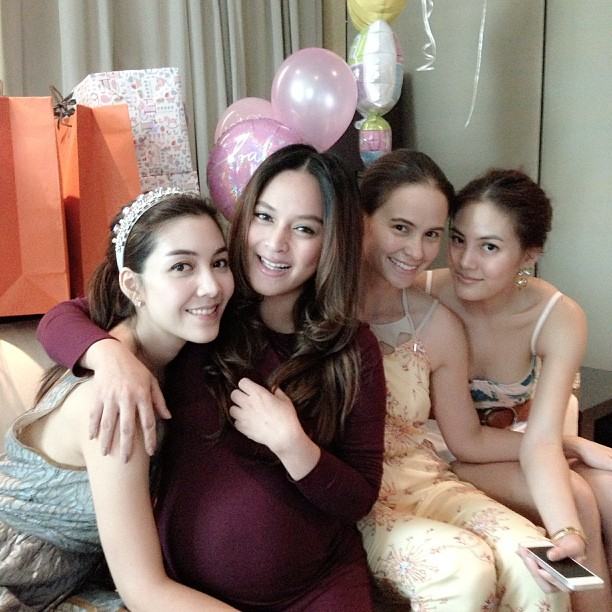 แฮปปี้! แก๊งนางฟ้ารวมตัว จัดเบบี้ชาวเวอร์ ให้ นานา ก่อนคลอดลูกแฝด