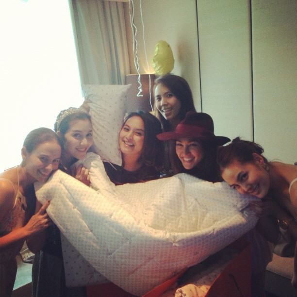 แฮปปี้! แก๊งนางฟ้ารวมตัว จัดเบบี้ชาวเวอร์ ให้ นานา ก่อนคลอดลูกแฝด