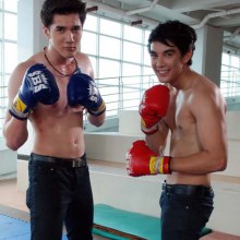 “มิ๊กค์-โตนนท์” ถอดเสื้อโชว์ซิกแพค ดวลหมัดวัดพลังลูกผู้ชายใน “ลูกไม้หลากสี”